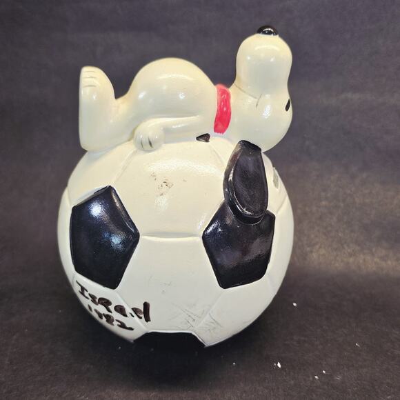 Vintage 1966 Snoopy Soccer Bank, Piggy Bank, Peanuts Collectibles, Charlie Brown - Picture 3 of 9